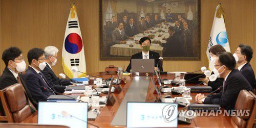 금융통화위원회 본회의(서울=연합뉴스) 이창용 한국은행 총재가 24일 서울 중구 한국은행에서 금융통화위원회 본회의를 주재하고 있다. 2022.11.24 [사진공동취재단] photo@yna.co.kr