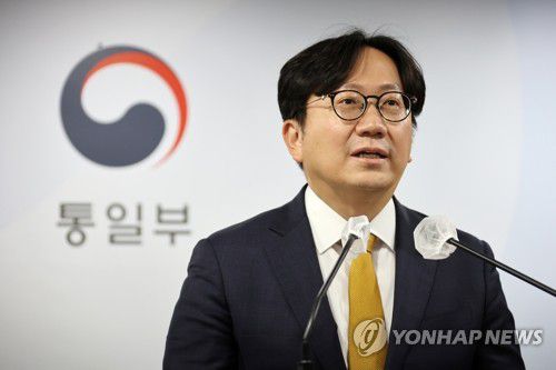 김여정 '막말' 담화 입장 밝히는 통일부 대변인(서울=연합뉴스) 김승두 기자 = 조중훈 통일부 대변인이 24일 정부서울청사 브리핑실에서 북한 김여정 노동당 부부장의 '막말 담화'에 대해 매우 유감스럽다는 입장을 밝히고 있다. 2022.11.24 kimsdoo@yna.co.kr