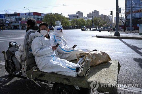 삼륜차 타고 한적한 베이징 도로 이동하는 중국 의료진(베이징 AFP=연합뉴스) 25일 중국 베이징에서 삼륜차에 탄 의료진이 인적이 드문 도로를 지나고 있다. 이날 중국 방역당국에 따르면 전날인 24일 중국 본토 신규 감염자는 3만1천987명으로 집계됐다. 신규 감염자는 23일에 이어 24일에도 역대 최고치를 경신한 것이다. 2022.11.25 alo95@yna.co.kr