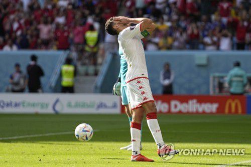 머리를 감싸는 마사키니(알와크라[카타르] AP=연합뉴스) 26일 카타르 알와크라 알자눕 스타디움에서 열린 호주와 튀니지의 2022 국제축구연맹(FIFA) 카타르 월드컵 D조 조별리그 2차전, 전반 23분에 호주 듀크가 머리로 방향을 바꾼 공이 그물을 흔들고 있다.