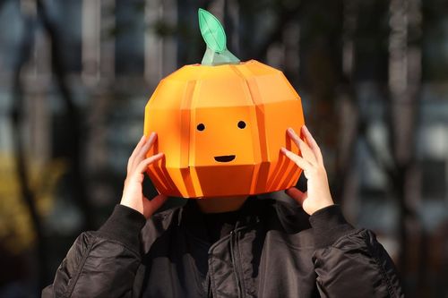 웹툰 '술꾼도시처녀들' 그린 미깡 작가    (서울=연합뉴스) 강민지 기자 = 웹툰 '술꾼도시처녀들'을 그린 미깡 작가가 24일 서울 종로구 연합뉴스 인터뷰에 앞서 귤 모양 탈을 쓰고 포즈를 취하고 있다. 귤 모양 탈은 필명인 미깡(귤의 일본식 표현)을 형상화한 것이다.     mjkang@yna.co.kr