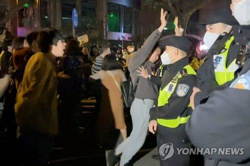 고강도 코로나19 방역 반대 시위 펼치는 상하이 시민들(상하이 AFP=연합뉴스) 27일(현지시간) 오전 중국 상하이에서 고강도 코로나19 방역 정책에 반대하는 시민들이 거리에서 시위를 벌이며 경찰들과 대치하고 있다. 이날 중국 곳곳에서 '제로 코로나' 정책에 반대하는 시위 영상들이 소셜미디어(SNS)를 통해 공개됐다. 2022.11.27 jason3669@yna.co.kr