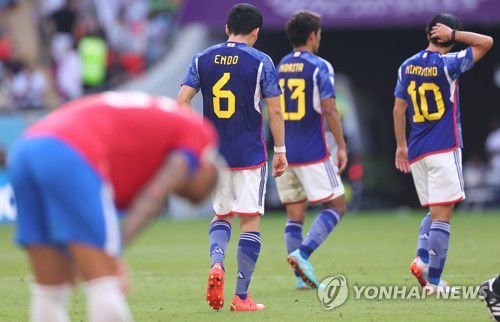 아쉬워하는 일본(알라이얀=연합뉴스) 김도훈 기자 = 27일(현지시간) 카타르 알라이얀 아흐마드 빈 알리 스타디움에서 열린 2022 카타르 월드컵 조별리그 E조 일본과 코스타리카의 경기에서 0-1로 패한 일본 선수들이 아쉬워하고 있다. 2022.11.27 superdoo82@yna.co.kr