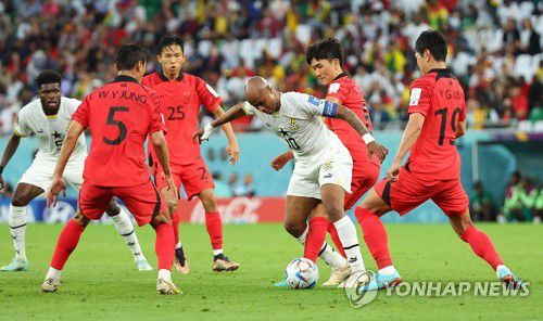 수비하는 황인범과 김영권(알라이얀=연합뉴스) 김도훈 기자 = 28일 오후(현지시간) 카타르 알라이얀의 에듀케이션 시티 스타디움에서 열린 2022 카타르 월드컵 조별리그 H조 2차전 대한민국과 가나의 경기. 한국 환인범, 김영권이 가나 아예우를 수비하고 있다. 2022.11.28 superdoo82@yna.co.kr