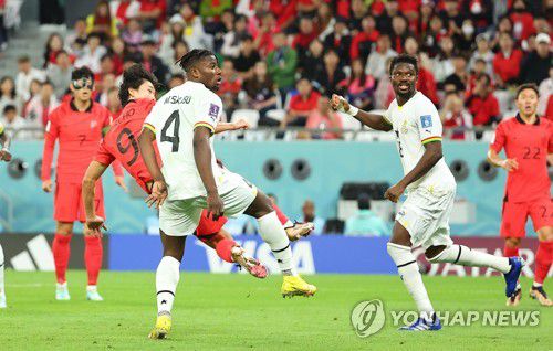 헤딩슛하는 조규성(알라이얀=연합뉴스) 김도훈 기자 = 28일 오후(현지시간) 카타르 알라이얀의 에듀케이션 시티 스타디움에서 열린 2022 카타르 월드컵 조별리그 H조 2차전 대한민국과 가나의 경기. 조규성이 헤딩슛을 하고 있다. 2022.11.28 superdoo82@yna.co.kr