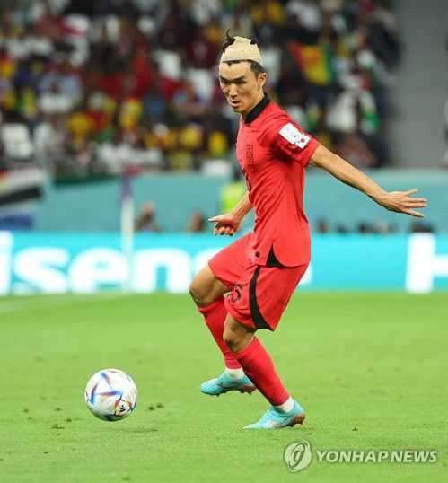 황인범 '붕대 투혼'(알라이얀=연합뉴스) 김도훈 기자 = 28일 오후(현지시간) 카타르 알라이얀의 에듀케이션 시티 스타디움에서 열린 2022 카타르 월드컵 조별리그 H조 2차전 대한민국과 가나의 경기. 부상을 입은 황인범이 공을 따내고 있다. 2022.11.28 superdoo82@yna.co.kr