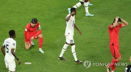 아쉬운 표정의 손흥민(알라이얀=연합뉴스) 김주성 기자 = 28일 오후(현지시간) 카타르 알라이얀의 에듀케이션 시티 스타디움에서 열린 2022 카타르 월드컵 조별리그 H조 2차전 대한민국과 가나의 경기. 대한민국 주장 손흥민이 후반전 골찬스를 놓친 뒤 아쉬워하고 있다. 2022.11.28 utzza@yna.co.kr