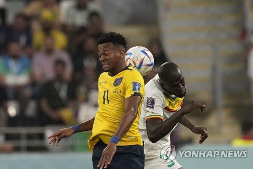 공중볼 경합(알라이얀[카타르] AP=연합뉴스) 세네갈 쿨리발리(오른쪽)가 30일(한국시간) 카타르 알라이얀의 칼리파 인터내셔널 스타디움에서 열린 2022 국제축구연맹(FIFA) 카타르 월드컵 조별리그 A조 3차전에서 에콰도르 마이클 에스트라다와 공중볼을 다투고 있다.
