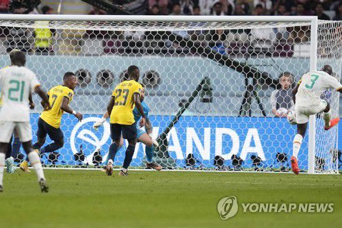 쿨리발리의 결승골(알라이얀[카타르] AP=연합뉴스) 세네갈 쿨리발리가 30일(한국시간) 카타르 알라이얀의 칼리파 인터내셔널 스타디움에서 열린 2022 국제축구연맹(FIFA) 카타르 월드컵 조별리그 A조 3차전 후반 25분에 결승골을 넣고 있다.