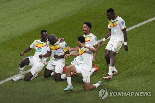 쿨리발리와 세네갈 동료(알라이얀[카타르] AP=연합뉴스) 세네갈 쿨리발리가 30일(한국시간) 카타르 알라이얀의 칼리파 인터내셔널 스타디움에서 열린 2022 국제축구연맹(FIFA) 카타르 월드컵 조별리그 A조 3차전 후반 25분에 결승골을 넣은 뒤, 동료들과 세리머니를 펼치고 있다.