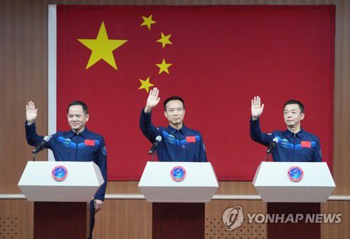 中 유인우주선 선저우 15호에 탑승하는 세 명의 우주비행사(주취안 신화=연합뉴스) 중국 유인우주선 선저우 15호에 탑승할 페이쥔룽(가운데), 덩칭밍(오른쪽), 장루 등 우주비행사 3명이 28일(현지시간) 간쑤성 주취안 위성발사센터에서 연 기자회견에서 손을 흔들고 있다. 선저우 15호는 29일 오후 11시 8분 성공적으로 발사됐다. 연말까지 독자 우주정거장 '톈궁'(天宮)을 건설할 계획인 중국은 지난 12일 화물우주선 톈저우 5호를 발사, 우주정거장 핵심 모듈인 '톈허'(天和)에 성공적으로 도킹시켰다. 이번 선저우 15호 발사를 통해 톈궁 건설을 마무리할 예정이다. 2022.11.28 jason3669@yna.co.kr