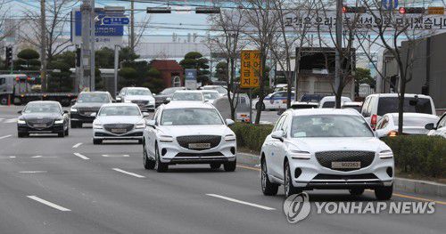 현대차 출고센터서 나오는 완성차들(울산=연합뉴스) 김용태 기자 = 30일 오후 울산시 북구 현대자동차 울산공장에서 임시번호판을 단 완성차가 빠져나오고 있다. 현대차는 화물연대 파업으로 완성차 탁송차량(카캐리어) 대부분이 운행을 멈추자 직원들이 직접 차를 몰아 옮기는 '로드 탁송'을 하고 있다. 2022.11.30 yongtae@yna.co.kr