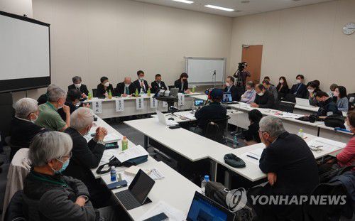 일본 시민단체가 주최한 강제징용 토론회(도쿄=연합뉴스) 박성진 특파원 = 일본 시민단체 '강제 동원 문제 해결과 과거청산을 위한 공동행동'이 30일 도쿄 중의원 의원회관에서 '피해자가 살아있을 때 해결을, 지금이 사과하고 보상할 때'라는 제목으로 강제징용 배상문제 해결을 위한 토론회를 개최했다. 2022.11.30. sungjinpark@yna.co.kr