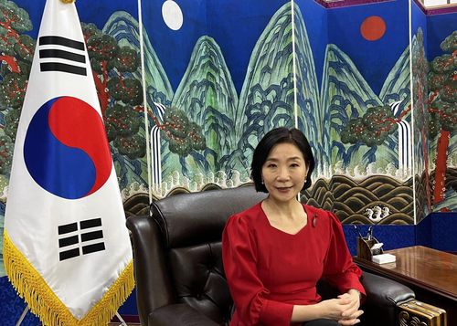 오영주 주베트남 한국대사 (하노이=연합뉴스) 오영주 주베트남 한국대사가 연합뉴스와 인터뷰를 하고 있다. 오 대사는 양국 관계 증진을 저해하는 가짜뉴스의 폐해를 강조하면서 대책을 강구하겠다고 밝혔다. 2022.11.30   bumsoo@yna.co.kr