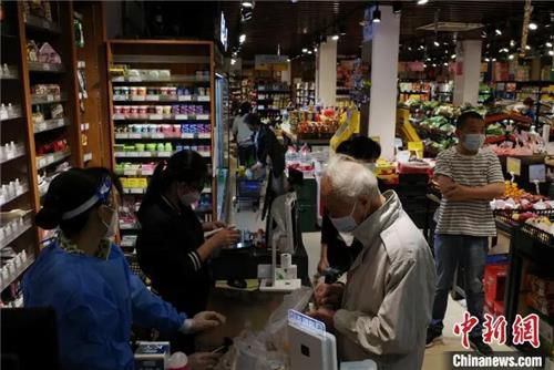 슈퍼마켓에서 물건 구매하는 광저우 주민[중국신문망 캡처. 재판매 및 DB금지]