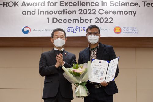 이종호 과학기술정보통신부 장관이 1일 오후 서울 종로구 광화문우체국에서 열린'한-아세안 우수과학기술혁신상 시상식' 에 참석해 인도네시아의 랜디 아즈미(Randi Azmi) 킹 압둘라 과학기술대학교 박사후 연구원과 기념촬영 하고 있다.