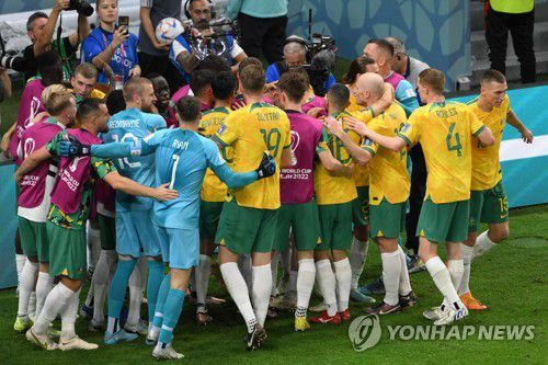 레키의 결승골에 환호하는 '사커루' 호주 [AFP=연합뉴스]