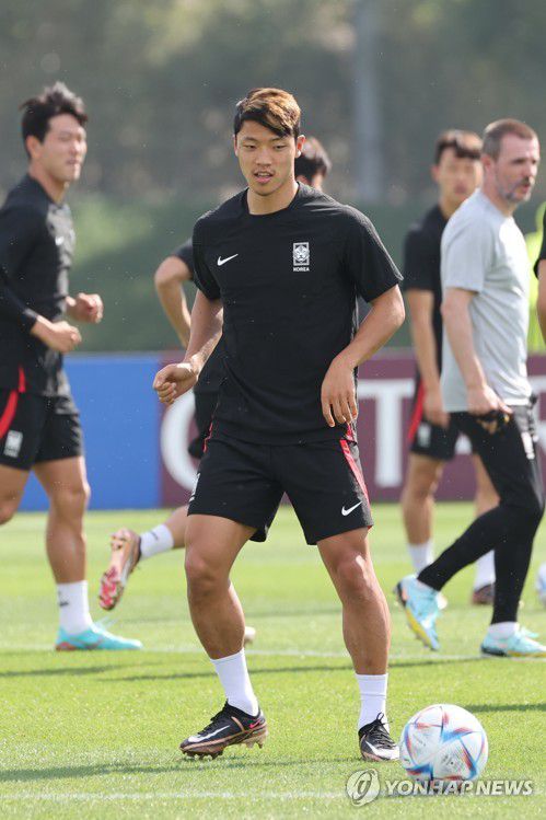 훈련하는 황희찬(도하=연합뉴스) 김주성 기자 = 2022 카타르 월드컵 조별리그 3차전 포르투갈과의 경기를 앞둔 축구대표팀의 황희찬 등 선수들이 1일 오전(현지시간) 카타르 도하 알에글라 훈련장에서 훈련하고 있다. 2022.12.1 utzza@yna.co.kr