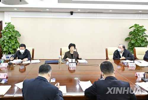 쑨춘란 부총리(베이징 신화=연합뉴스) 1일 베이징에서 열린 방역 관련 심포지엄에서 쑨춘란 부총리(가운데)가 참석해 논의하고 있다.