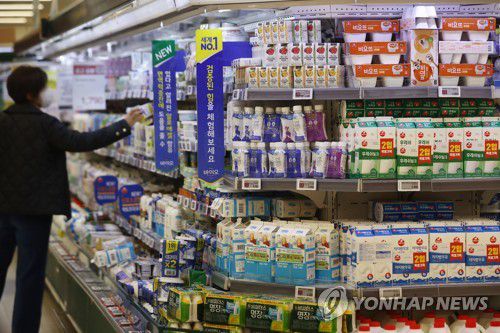 상승한 우유 가격…'밀크플레이션' 올까(서울=연합뉴스) 진연수 기자 = 우유 원유(原乳) 가격 인상에 따라 흰 우유를 비롯한 유제품 가격이 오른 17일 서울의 한 대형마트에서 시민이 우유 제품을 고르고 있다. 유업체들이 이날 흰 우유 제품을 평균 6~9% 인상함에 따라 대형마트에서는 2천800원대에 구매할 수 있게 된다. 2022.11.17 jin90@yna.co.kr
