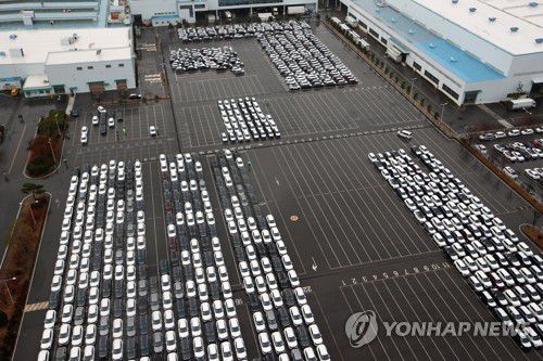 기아 오토랜드 광주 완성차 주차장(광주=연합뉴스) 조남수 기자 = 화물연대 총파업 엿새째인 29일 오전 광주 서구 기아 오토랜드 광주2공장에 완성차들이 주차돼 있다. 완성차를 옮기는 카캐리어 운송이 화물연대 파업으로 멈춰서면서 기아 측은 대체인력을 고용해 개별 운송하고 있다. 2022.11.29 iso64@yna.co.kr