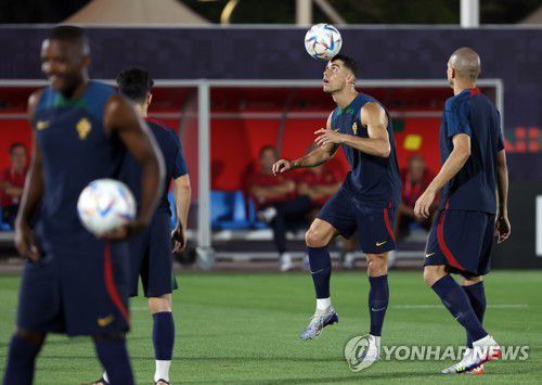 훈련하는 크리스티아누 호날두(도하=연합뉴스) 임헌정 기자 = 2022 카타르 월드컵 조별리그 3차전 상대인 포르투갈 축구 대표팀의 크리스티아누 호날두가 1일 오후(현지시간) 카타르 도하 외곽의 알샤하니야 SC 훈련장에서 훈련하고 있다. 2022.12.1 kane@yna.co.kr