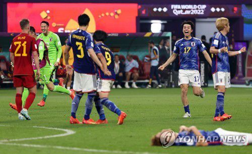 일본, '무적함대' 스페인 격파(알라이얀=연합뉴스) 임헌정 기자 = 2일 오전(한국시간) 카타르 알라이얀의 칼리파 인터내셔널 스타디움에서 열린 2022 카타르 월드컵 조별리그 E조 3차전 일본과 스페인 경기.      2-1 승리를 거둔 일본의 역전골 주인공 다나카 아오(17번) 등 선수들이 경기 종료 뒤 환호하고 있다. 2022.12.2 kane@yna.co.kr