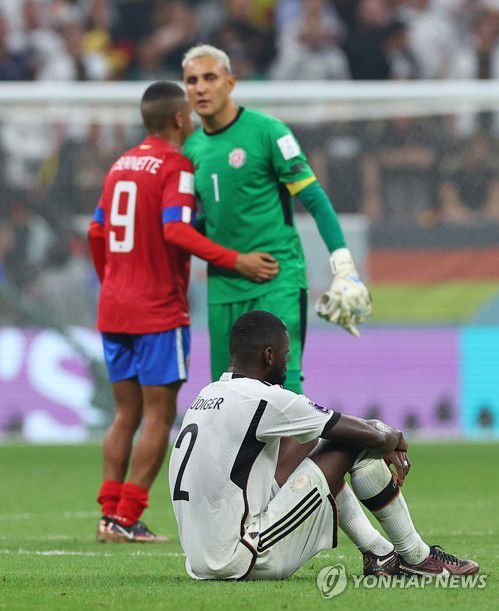 독일, 코스타리카 16강 진출 좌절(알코르=연합뉴스) 김도훈 기자 = 1일(현지시간) 카타르 알코르 알바이트 스타디움에서 열린 2022 카타르 월드컵 조별리그 E조 3차전 코스타리카와 독일의 경기가 끝난 뒤 양 팀 선수들이 아쉬워하고 있다.     독일과 코스타리카는 각각 조 3위와 4위를 기록해 16강 진출에 실패했다. 2022.12.2 superdoo82@yna.co.kr