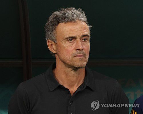 루이스 엔리케 스페인 축구 대표팀 감독(알라이얀=연합뉴스) 임헌정 기자 = 2일 오전(한국시간) 카타르 알라이얀의 칼리파 인터내셔널 스타디움에서 열린 2022 카타르 월드컵 조별리그 E조 3차전 일본과 스페인 경기.      루이스 엔리케 스페인 축구 대표팀 감독이 경기 시작을 기다리고 있다. 2022.12.2 kane@yna.co.kr