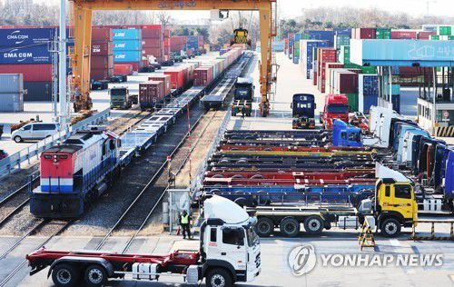 의왕 ICD 오가는 화물열차(의왕=연합뉴스) 홍기원 기자 = 전국철도노동조합이 노사 협상 타결에 따라 예고했던 파업을 철회한 2일 오전 경기도 의왕시 내륙컨테이너기지(ICD)에서 화물연대 파업으로 멈춰 서있는 화물차 옆으로 화물열차가 오가고 있다. 2022.12.2 xanadu@yna.co.kr