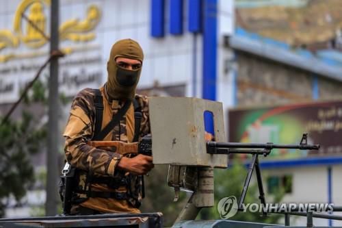 아프간 수도 카불에서 경계 활동 중인 탈레반.[EPA 연합뉴스 자료사진. 재판매 및 DB 금지]