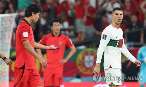 조규성과 언쟁 벌이는 호날두    (알라이얀=연합뉴스) 김도훈 기자 = 3일 오전(한국시간) 카타르 알라이얀의 에듀케이션 시티 스타디움에서 열린 2022 카타르 월드컵 조별리그 H조 3차전 대한민국과 포르투갈 경기. 교체아웃되던 포르투갈 크리스티아누 호날두가 대표팀 조규성과 언쟁을 벌이고 있다. 2022.12.3