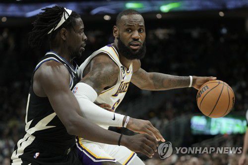 공격하는 르브론 제임스[AP=연합뉴스]