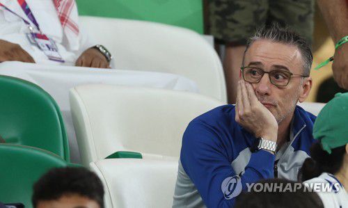 선수들 움직임 살피는 벤투 감독(알라이얀=연합뉴스) 임헌정 기자 = 3일 오전(한국시간) 카타르 알라이얀의 에듀케이션 시티 스타디움에서 열린 2022 카타르 월드컵 조별리그 H조 3차전 대한민국과 포르투갈 경기. 전반 한국 파울루 벤투 감독이 VIP석에서 경기를 관람하며 선수들의 움직임을 살피고 있다. 2022.12.3 kane@yna.co.kr