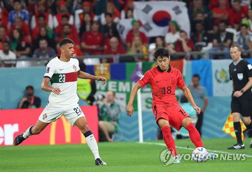 공 따내는 이강인(알라이얀=연합뉴스) 김도훈 기자 = 3일 오전(한국시간) 카타르 알라이얀의 에듀케이션 시티 스타디움에서 열린 2022 카타르 월드컵 조별리그 H조 3차전 대한민국과 포르투갈 경기. 이강인이 공을 따내고 있다. 2022.12.3 superdoo82@yna.co.kr