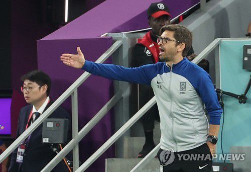 작전지시하는 세리지우 코스타 수석코치(알라이얀=연합뉴스) 김도훈 기자 = 3일 오전(한국시간) 카타르 알라이얀의 에듀케이션 시티 스타디움에서 열린 2022 카타르 월드컵 조별리그 H조 3차전 대한민국과 포르투갈 경기. 후반 세리지우 코스타 수석코치가 대표팀에게 작전을 지시하고 있다. 2022.12.3 superdoo82@yna.co.kr