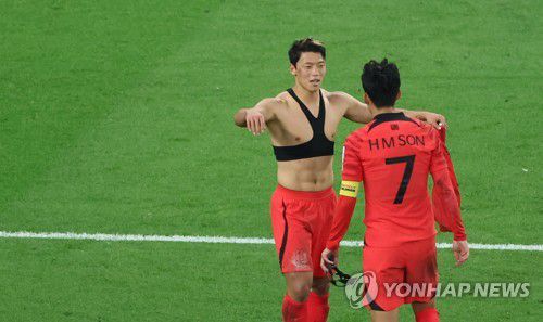 역전골 넣는 황희찬(알라이얀=연합뉴스) 김주성 기자 = 3일 오전(한국시간) 카타르 알라이얀의 에듀케이션 시티 스타디움에서 열린 2022 카타르 월드컵 조별리그 H조 3차전 대한민국과 포르투갈 경기. 황희찬이 역전골을 넣고 손흥민과 기뻐하고 있다. 2022.12.3 utzza@yna.co.kr