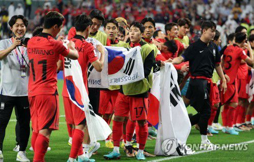 포르투갈에 2-1 승리 거두는 한국(알라이얀=연합뉴스) 임헌정 기자 = 3일 오전(한국시간) 카타르 알라이얀의 에듀케이션 시티 스타디움에서 열린 2022 카타르 월드컵 조별리그 H조 3차전 대한민국과 포르투갈 경기. 2-1로 승리한 한국 선수들이 태극기를 준비하고 있다. 2022.12.3 kane@yna.co.kr