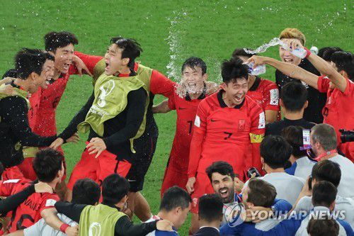 '알라이얀의 기적'(알라이얀=연합뉴스) 김주성 기자 = 3일 오전(한국시간) 카타르 알라이얀의 에듀케이션 시티 스타디움에서 열린 2022 카타르 월드컵 조별리그 H조 3차전 대한민국과 포르투갈 경기. 손흥민 등 선수들이 16강 진출에 성공하자 동료 선수들과 환호하고 있다. 2022.12.3 utzza@yna.co.kr