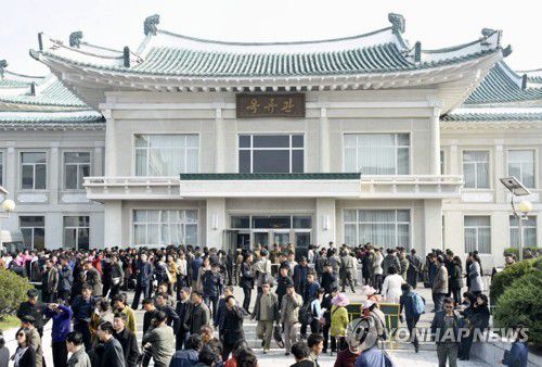 평양냉면집 北 옥류관에 늘어선 줄(평양 교도=연합뉴스) 2018.10.26 choinal@yna.co.kr