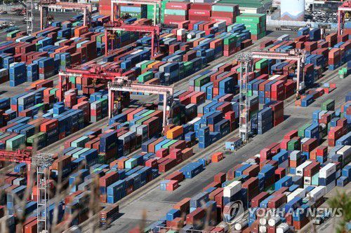 화물연대 파업 9일째… 컨테이너 가득 쌓인 부산항(부산=연합뉴스) 강덕철 기자 = 화물연대 총파업이 9일째인 2일 부산항 신선대부두에 컨테이너가 가득 쌓여 있다. 2022.12.2 kangdcc@yna.co.kr