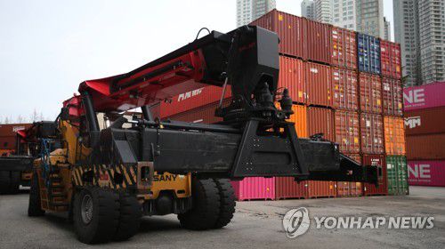 파업에 쌓여가는 컨테이너(대전=연합뉴스) 이주형 기자 = 민주노총 공공운수노동조합 화물연대본부의 총파업 11일째를 맞은 4일 오전 한국타이어 대전공장 물류센터에 타이어를 실은 컨테이너가 출고되지 못하고 쌓여있다. 2022.12.4 coolee@yna.co.kr