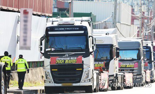 화물연대 파업 12일째(의왕=연합뉴스) 홍기원 기자 = 화물연대 파업 12일째인 5일 오후 경찰이 경기도 의왕시 내륙컨테이너기지(ICD) 주변을 순찰하고 있다. 2022.12.5 xanadu@yna.co.kr