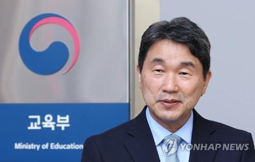 10년만에 돌아온 교육부, 소회 밝히는 이주호 교육부 장관    (세종=연합뉴스) 김주형 기자 = 이주호 신임 사회부총리 겸 교육부 장관이 7일 오후 세종시 정부세종청사에 도착해 로비에서 직원들의 축하를 받은 뒤 소회를 밝히고 있다.      이명박 정부 시절 교육과학기술부 장관을 지냈던 이 부총리는 10년만에 다시 교육부로 돌아왔다. 2022.11.7     kjhpress@yna.co.kr