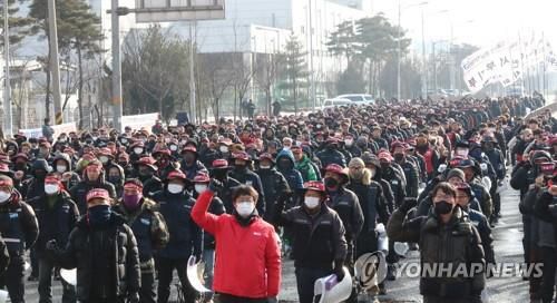 "화물연대 총파업 승리" (당진=연합뉴스) 김소연 기자 = 민주노총 세종충남본부·화물연대 관계자들이 6일 충남 당진시 현대제철 당진제철소 앞에서 총파업·총력투쟁 결의대회를 하고 있다. 2022.12.6 soyun@yna.co.kr [2022.12.06 송고]