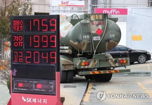 주유소 유류 공급에 군 유조차 투입 (서울=연합뉴스) 신현우 기자 = 화물연대의 총파업이 13일째로 접어든 6일 서울 한 주유소에서 군 관계자들이 저장고에 기름을 넣은 뒤 떠나고 있다. 2022.12.6