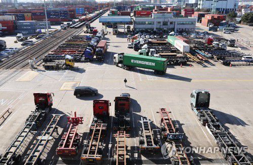 화물연대 총파업 12일째(의왕=연합뉴스) 홍기원 기자 = 화물연대 파업 12일째인 5일 오후 경기도 의왕시 내륙컨테이너기지(ICD)에서 컨테이너를 싣고 있는 화물차가 오가고 있다. 2022.12.5 xanadu@yna.co.kr