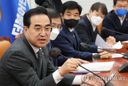 발언하는 박홍근 원내대표(서울=연합뉴스) 백승렬 기자 = 더불어민주당 박홍근 원내대표가 6일 국회에서 열린 원내대책회의에서 발언하고 있다. 2022.12.6 srbaek@yna.co.kr