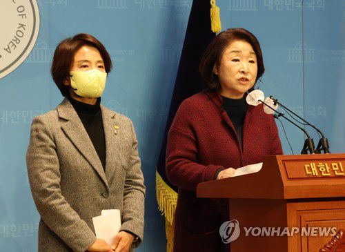 정의당, 화물연대 파업 관련 정부의 성실한 협상 촉구(서울=연합뉴스) 백승렬 기자 = 정의당 심상정 의원과 이은주 원내대표가 6일 국회 소통관에서 화물연대 파업 관련 정부의 성실한 협상을 촉구하는 기자회견을 하고 있다. 2022.12.6 srbaek@yna.co.kr