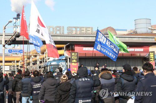 "화물연대 총파업 승리"(당진=연합뉴스) 김소연 기자 = 민주노총 세종충남본부·화물연대 관계자들이 6일 충남 당진시 현대제철 당진제철소 앞에서 총파업·총력투쟁 결의대회를 하고 있다. 2022.12.6 soyun@yna.co.kr